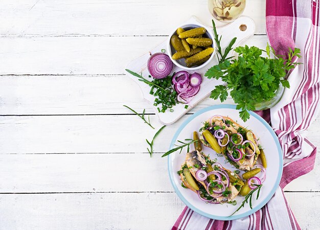 Talerz z kolorowym daniem